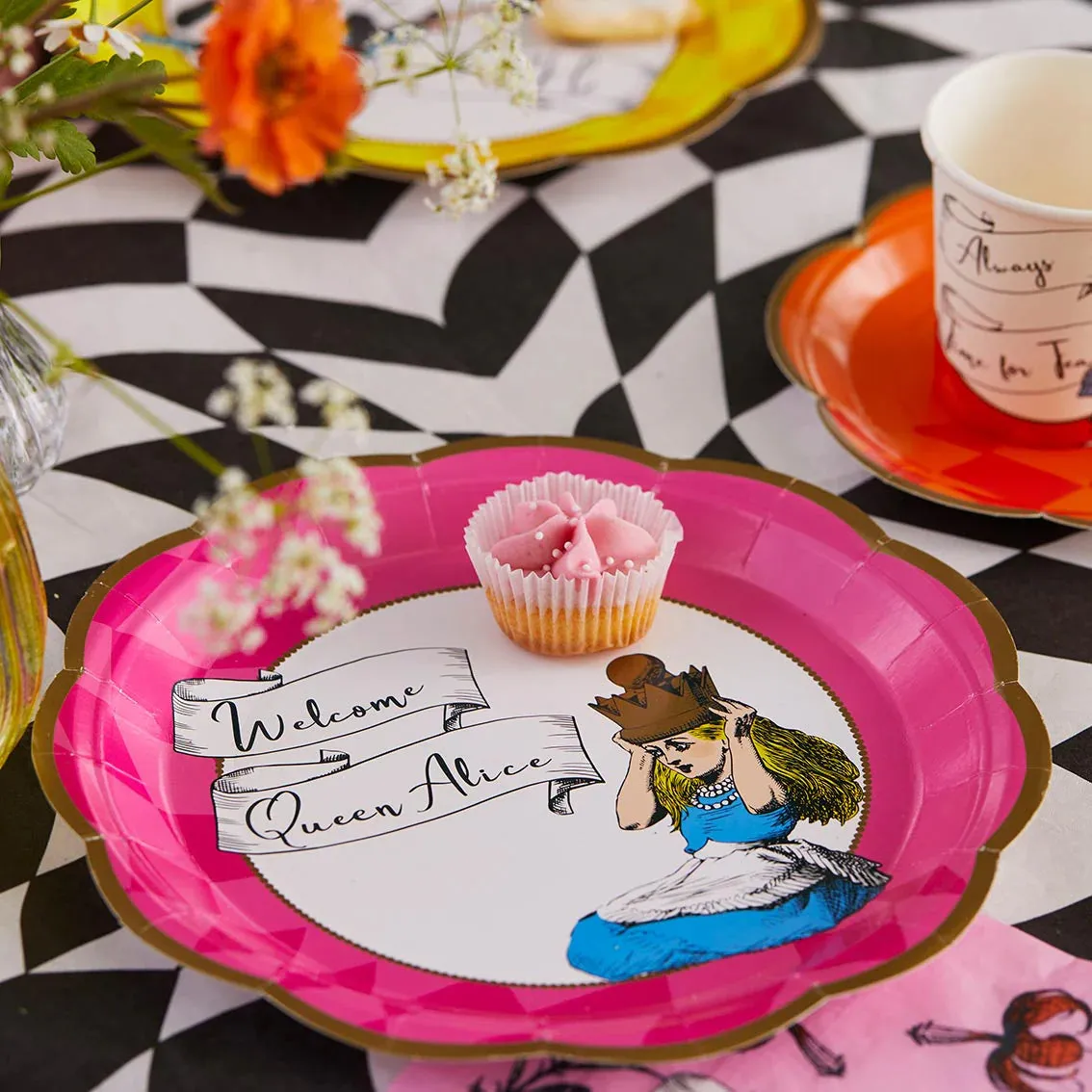 Alice in Wonderland Bright Scalloped Paper Plates