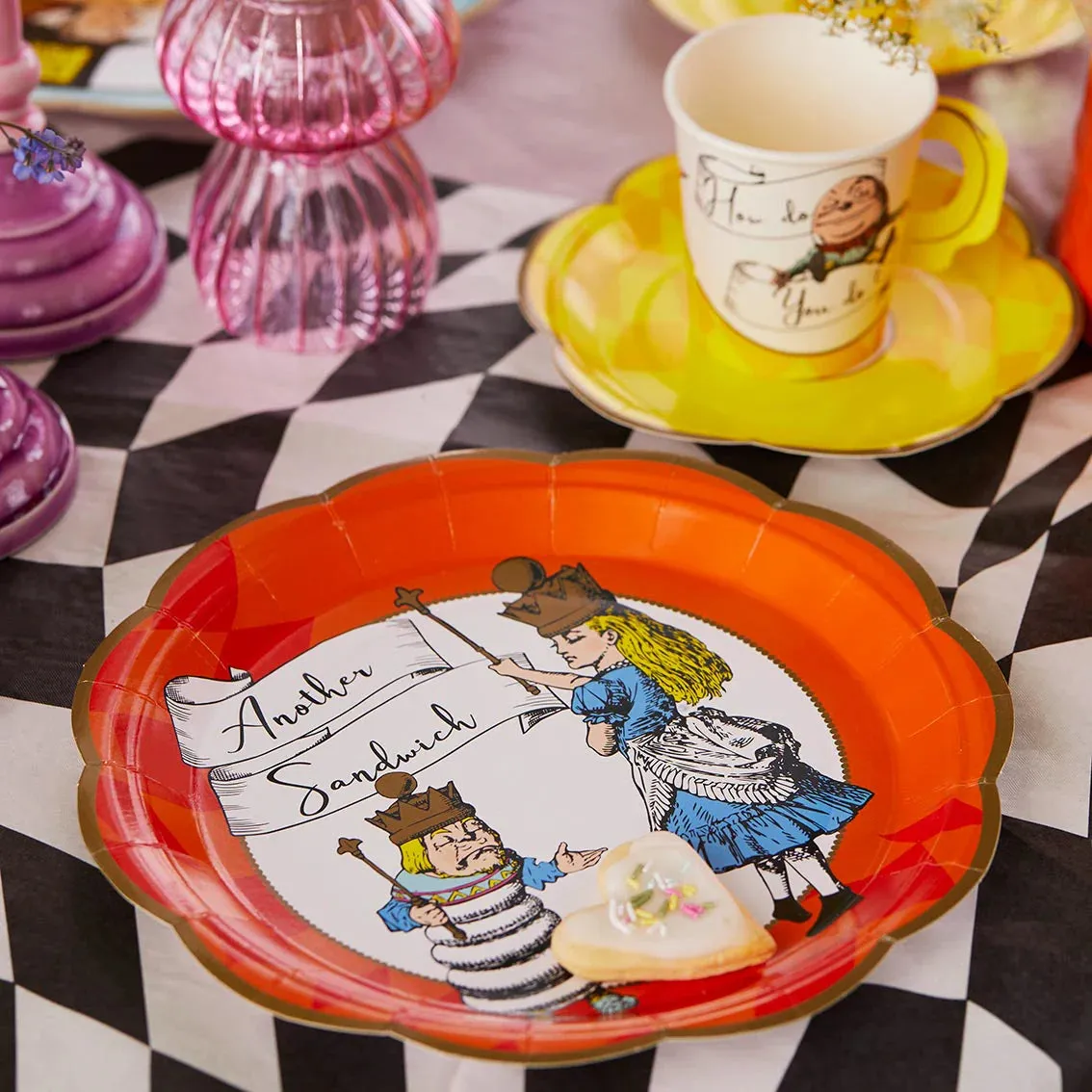 Alice in Wonderland Bright Scalloped Paper Plates